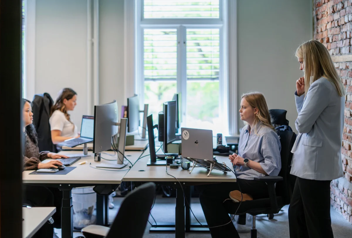 Amidays-teamet som jobber sammen i det åpne kontorlandskapet
